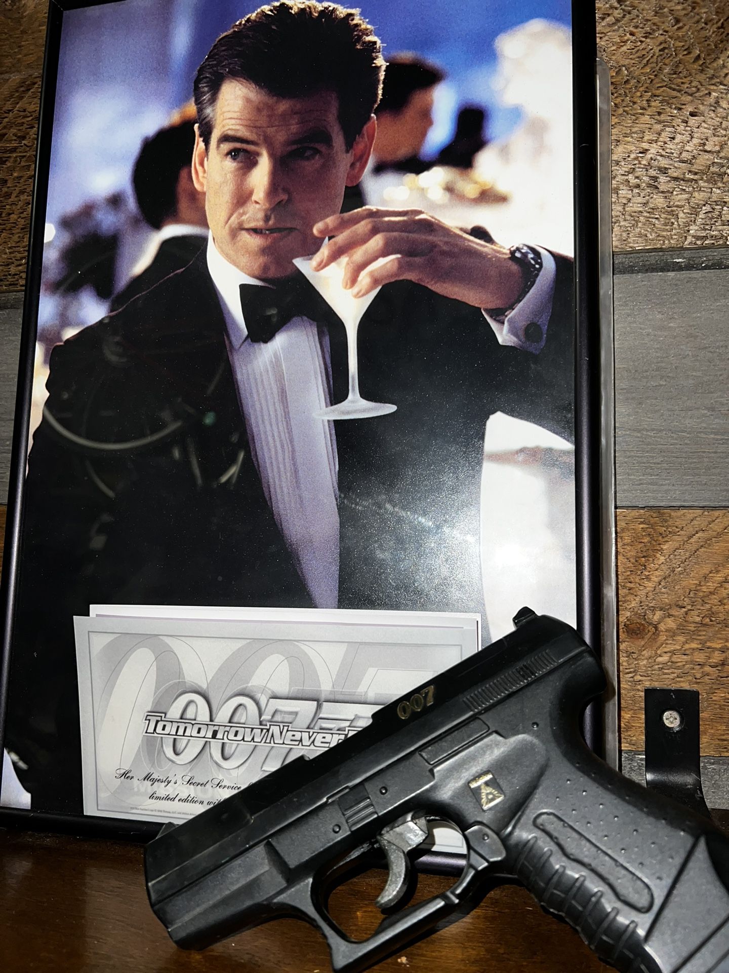007 Toy Weapon And Pierce Brosnon  Collectibles