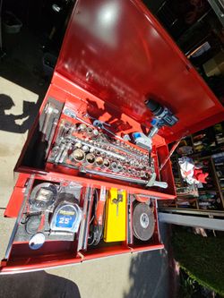 Craftsman Heavy Duty Rolling Toolbox Full With Tools Including standard, Metrics and all you need to get the work done, including keys