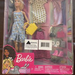 Barbie Fashionista Doll And 4 Outfits. GDJ40