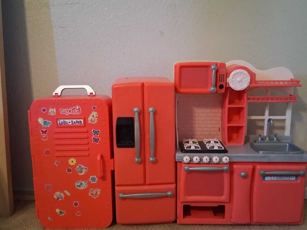 American Doll Girl Kitchen Fridge And Locker Closet