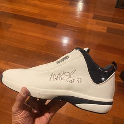 Magic Johnson Signed Shoe
