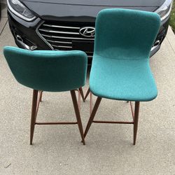 A SET OF 2 TEAL CHAIRS