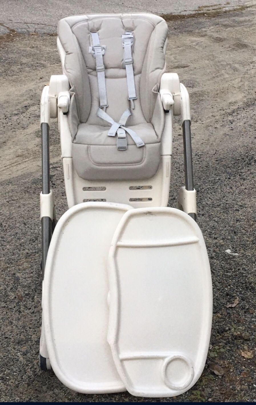 Child feeding seat with detachable tray on wheels tan with working seatbelt/buckles that works