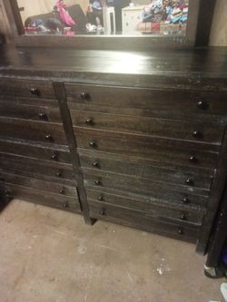 8 Drawer Dresser With Mirrior Excellent Condition Like New