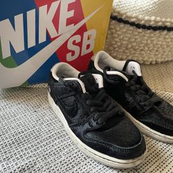 Nike SB Dunk Low x Toy fur Bearbrick BE@RBRICK Cz5127-001 boys sz 2  In original box. Minor wear shown in photos