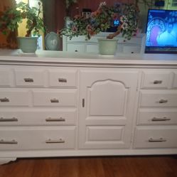 THOMASVILLE ELEGANT DRESSER 