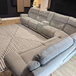 Gorgeous Modern Sectional/power Recliners