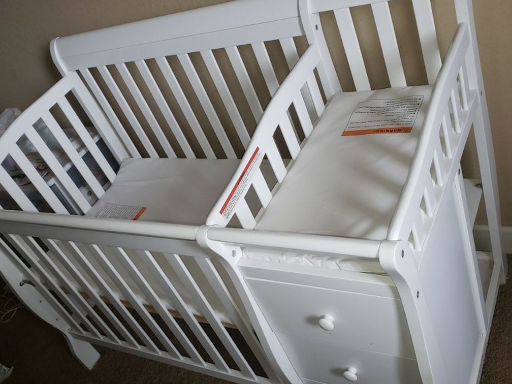 Beautiful Dream On Me Jayden 4-in-1 Mini Convertible Crib and Changer in White