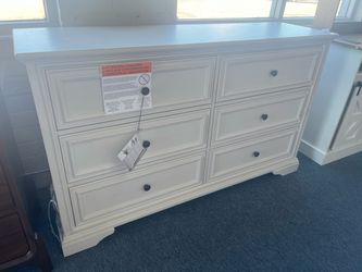 White 6-Drawer Dresser with Dark Knobs，$320