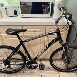 Giant Sedona DX hybrid aluminum bicycle