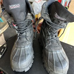 black, insulated winter work boots featuring Thermolite thin insulation for warmth. 
