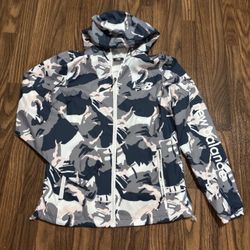 New Balance Abstract Camo Woman’s FullZip Windbreaker/ Rain Coat Size Small. 