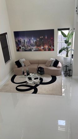 Sofá moderno curvo + alfombra de diseño – Excelente estado