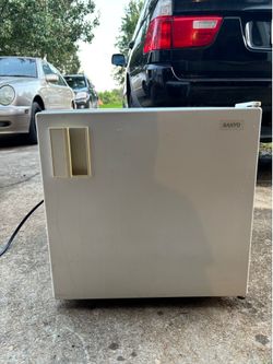 SANYO mini fridge