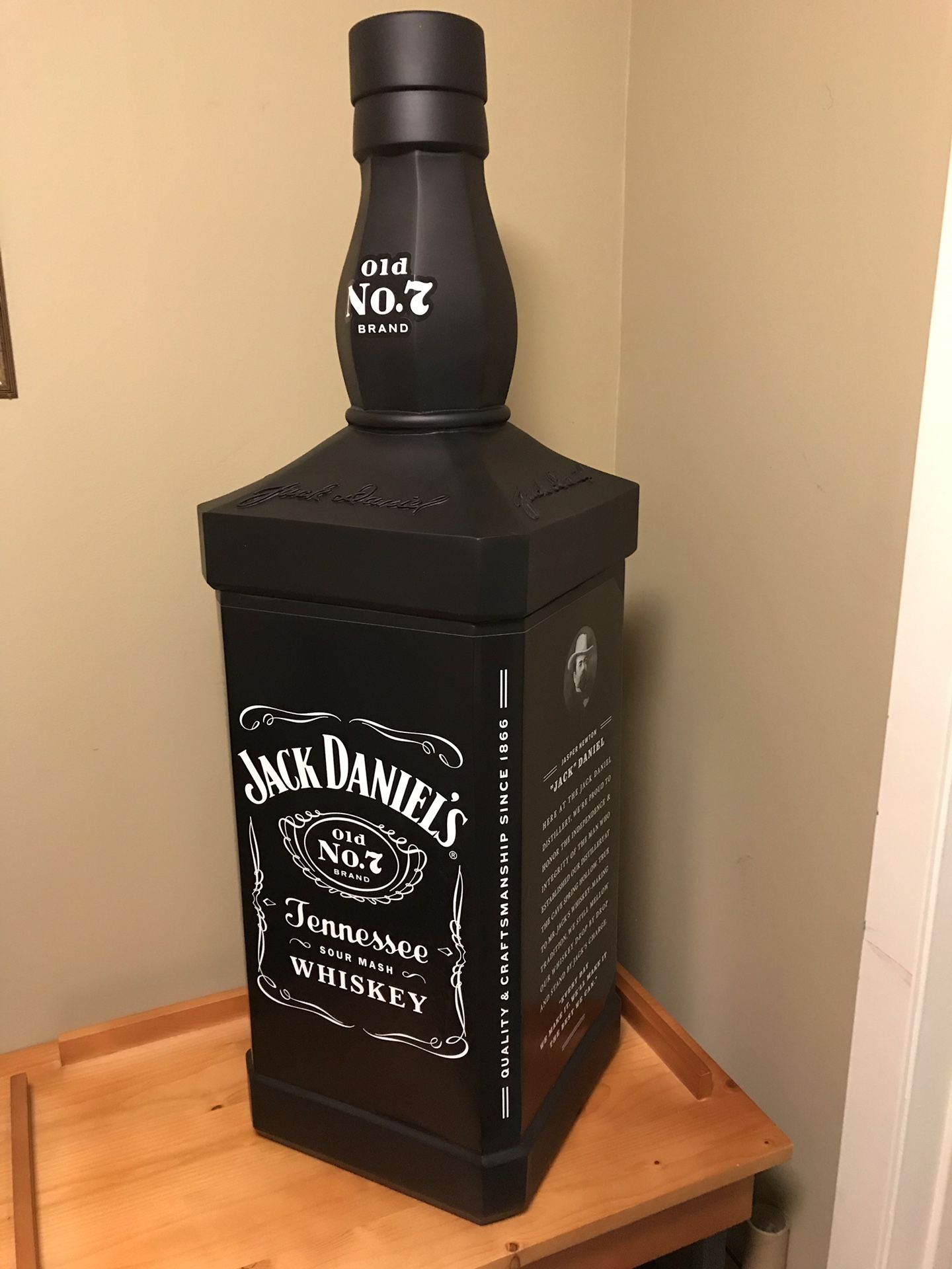 Rare & Giant Jack Daniels Display Bottle!! / Perfect for your Man Cave!