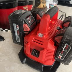 Milwaukee 6 Count Battery Pack Charger With Cordless Light