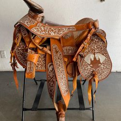 Montura bordada hecho en México