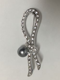 Pretty Rhinestone pearl Silver Tone Brooch Pin 😍😍