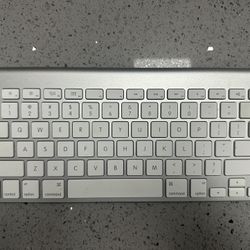 APPLE KEYBOARD + MAGIC MOUSE + TRACKPAD (BLUETOOTH)