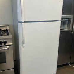 KENMORE TOP FREEZER REFRIGERATOR APARTMENT SIZE WITH ICE MAKER 