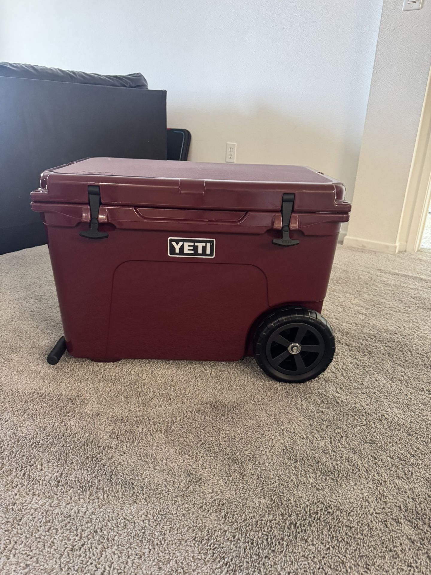 Yeti Tundra Hauler Cooler - Excellent Condition