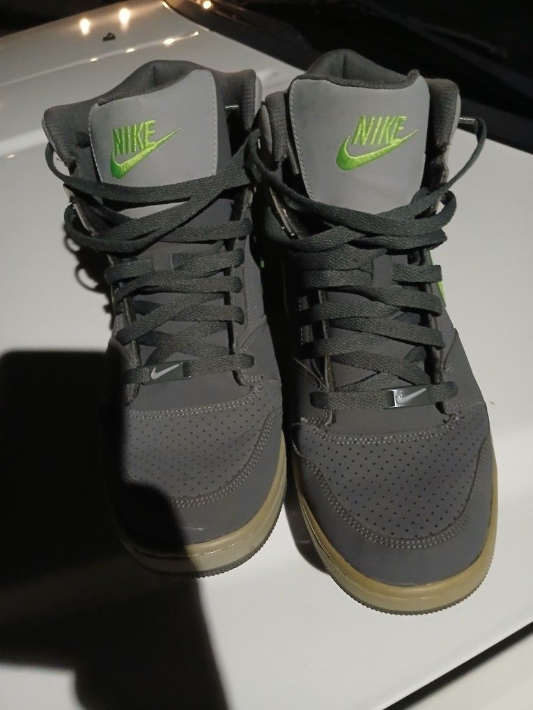 Nike Prestige IV Asking $30 OBO Size 10 And A Half