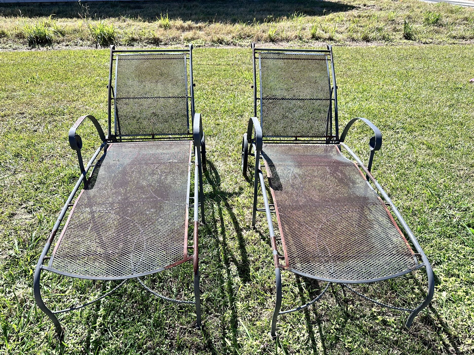 Vintage Mid Century Modern Mesh Wrought Iron Chaise Lounge Wheeled Patio Chairs