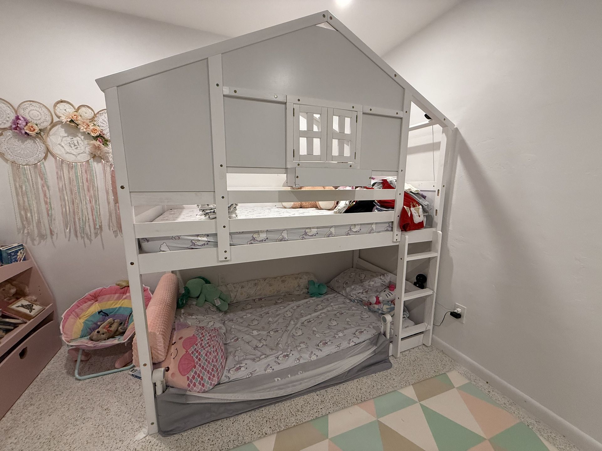 Twin bunk bed