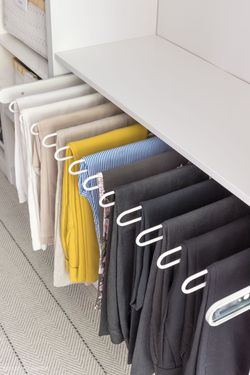 KOMPLEMENT
Pull-out pants hanger