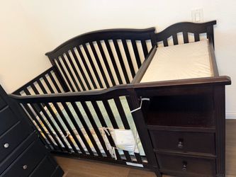 Child Crib with Changing Table
