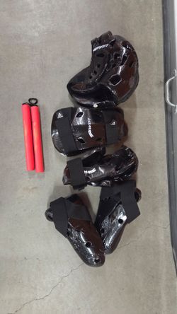 Martial Arts Starter Set Gi Size 3 + Headgear XL + Pads M Karate Taekwondo Gear
