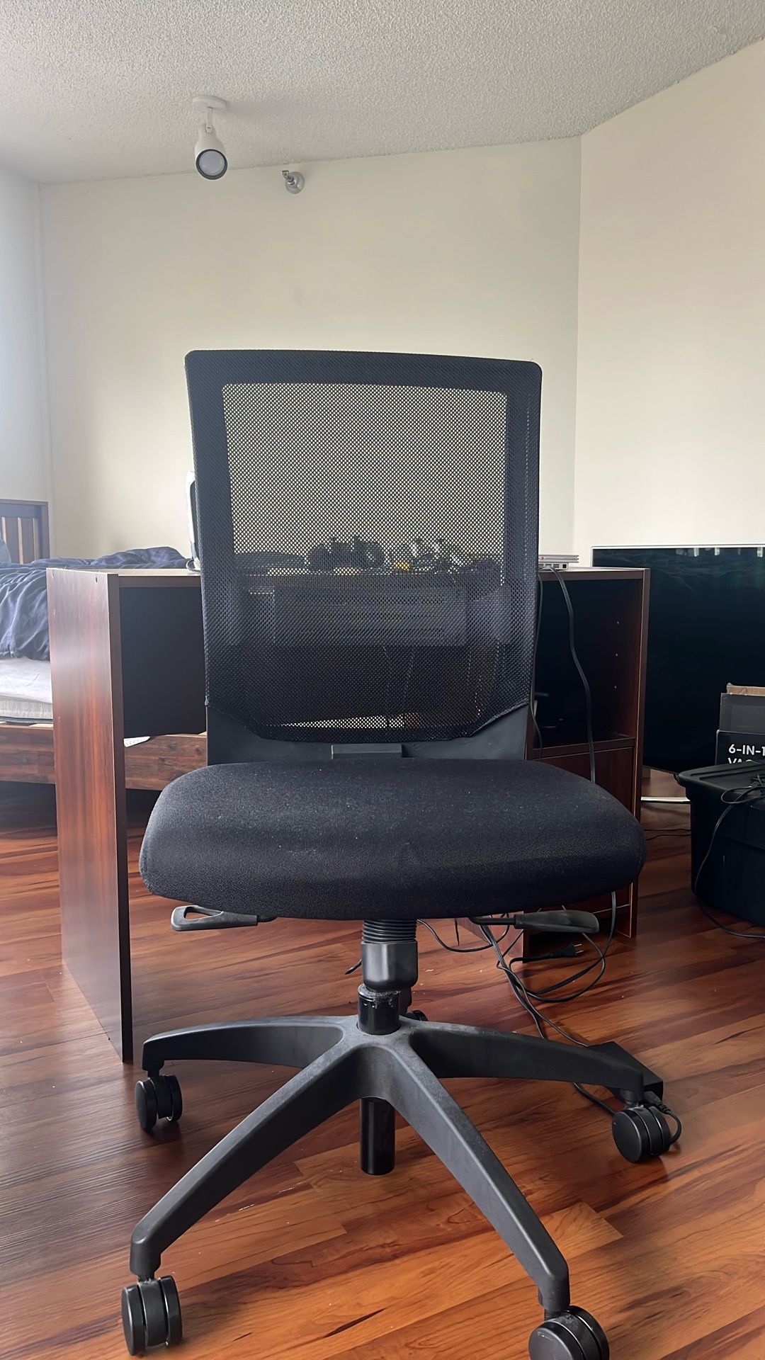 Ergonomic Swivel Office Chair – Great Condition