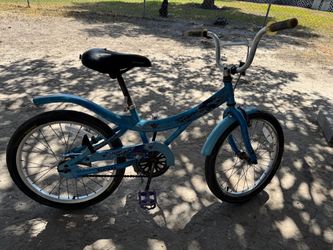 Bicicleta para niños (as) un poco de óxido recientemente engrasada