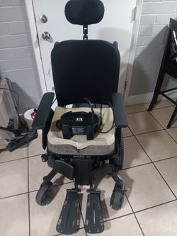 J4E Quantum electric scooter $500 firm works great reclines and does alot more pick up only on 59th Ave in CAMELBACK