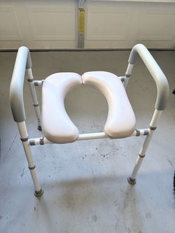 Adjustable shower / toilet seat