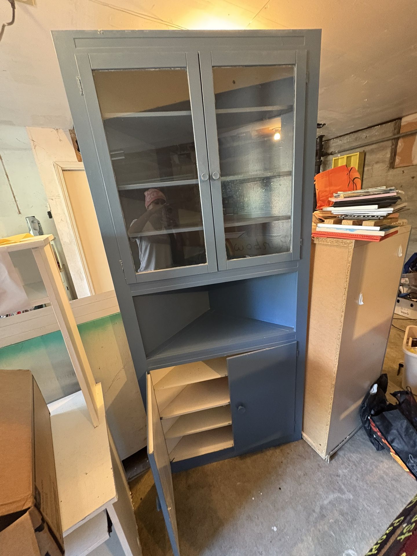 Corner Hutch