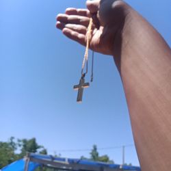 Gold Cross Chain Paid 160 Selling It For $100 