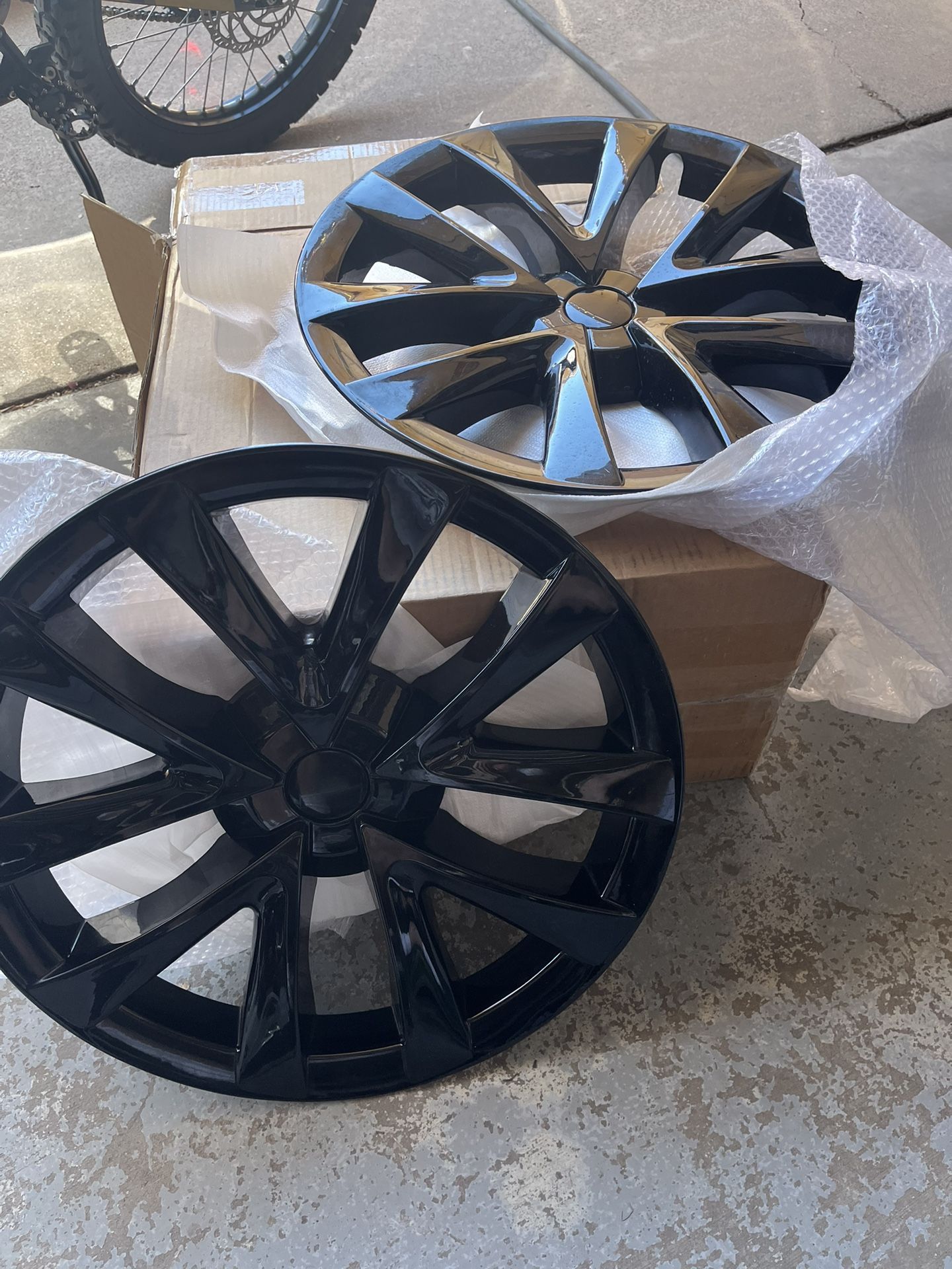 Tesla Model-3 Hubcaps(4) 20-23’ One Has Small Scratches