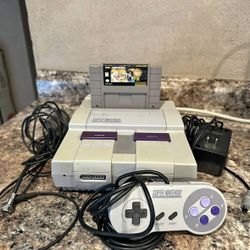 SÚPER NINTENDO CONSOLE (SNES) WITH SÚPER MARIO ALL STARS GAME INCLUDED AND ALL CORDS AND CONTROLLER
