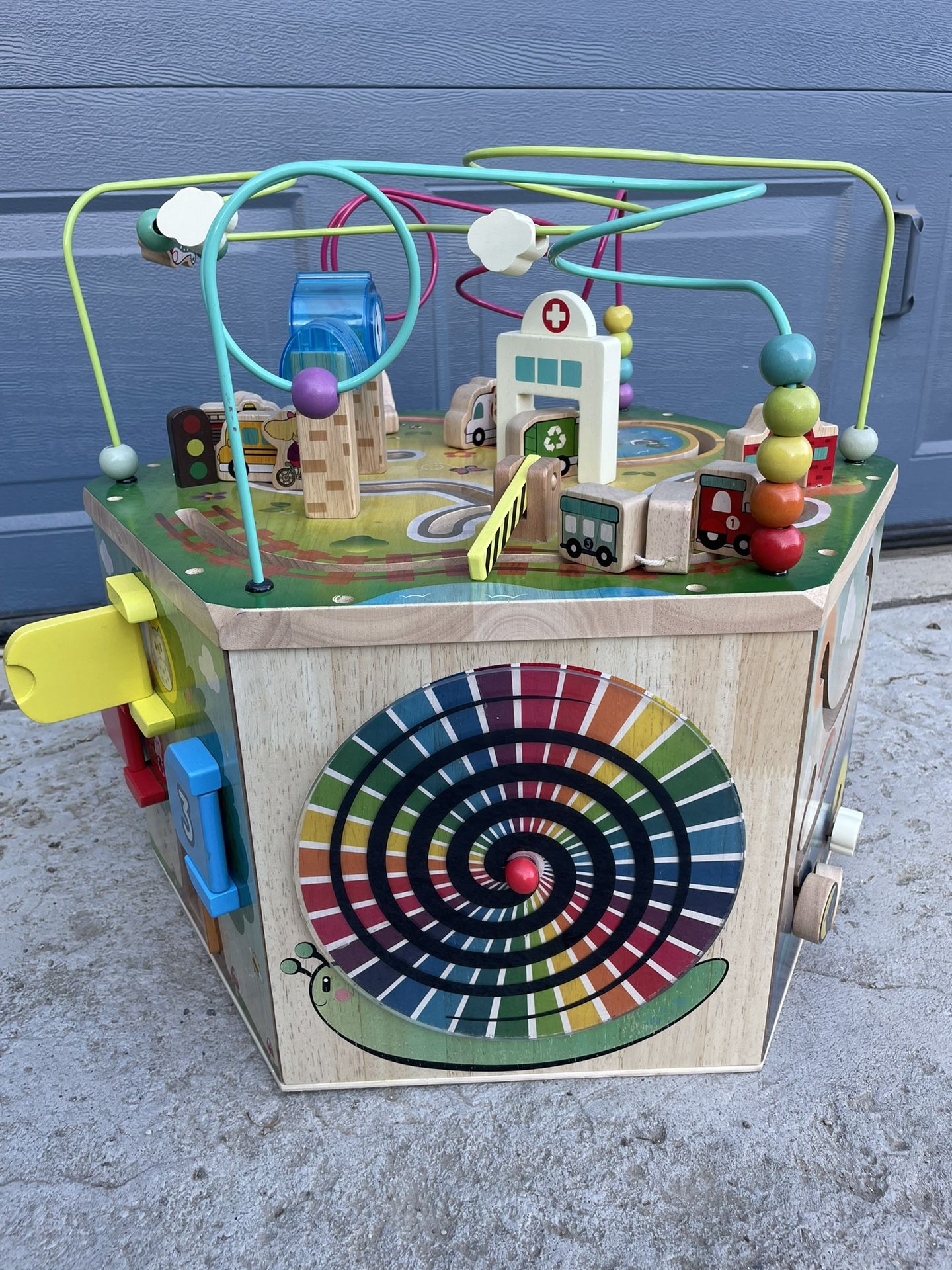 Battat – Wooden Activity Cube – City-Themed Activity Center – Educational Toys – Wooden Toys for Toddlers and Kids – 1 Year + – City-Themed Wooden Act
