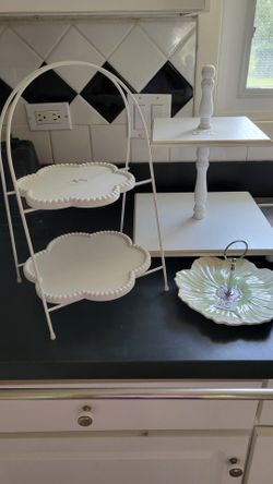 White 2-Tier Metal Clover Dessert Stand