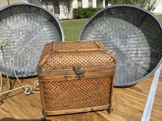 Wicker decorations / Easel