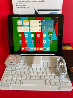 Apple IPad 8th Generation (10.2” Retina /Latest iOS 26/ 2020 model) 32GB with stylus pen, keyboard & Accessories