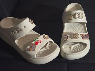 Chanel Crocs 🍒 ... Only worn once !!! Size 7 women.