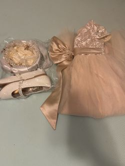 Cute flowers girl dress , shoes , basket and hair accessorie Hablo español .