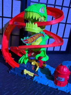 Hot Wheels T-Rex Blaze Battle Track Set