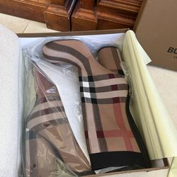 Size 5.5 women’s Trendy boots NEW