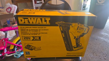 Shop DEWALT
20V MAX XR Lithium-Ion Cordless 2-1/2 in. 15-Gauge Finish Nailer Kit with 2.0Ah Battery, Charger and Contractor Bag