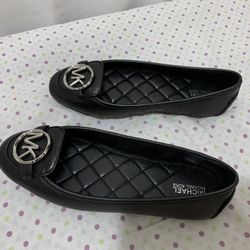 Michael Kors flats / size 6 in womans