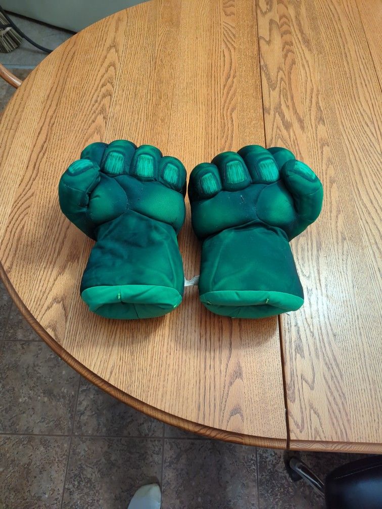 Incredible Hulk Talking Fist Smash Hands Pair Gloves Sounds Marvel Avengers